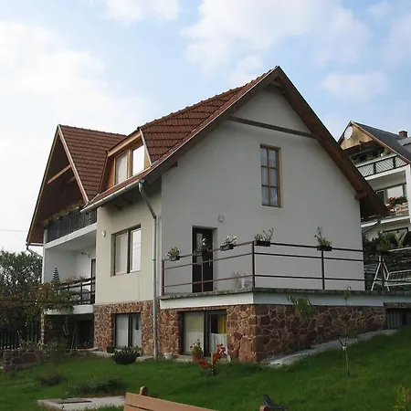Kéktúrás-tóra Nyíló Badacsonyi Privát Bérlemény